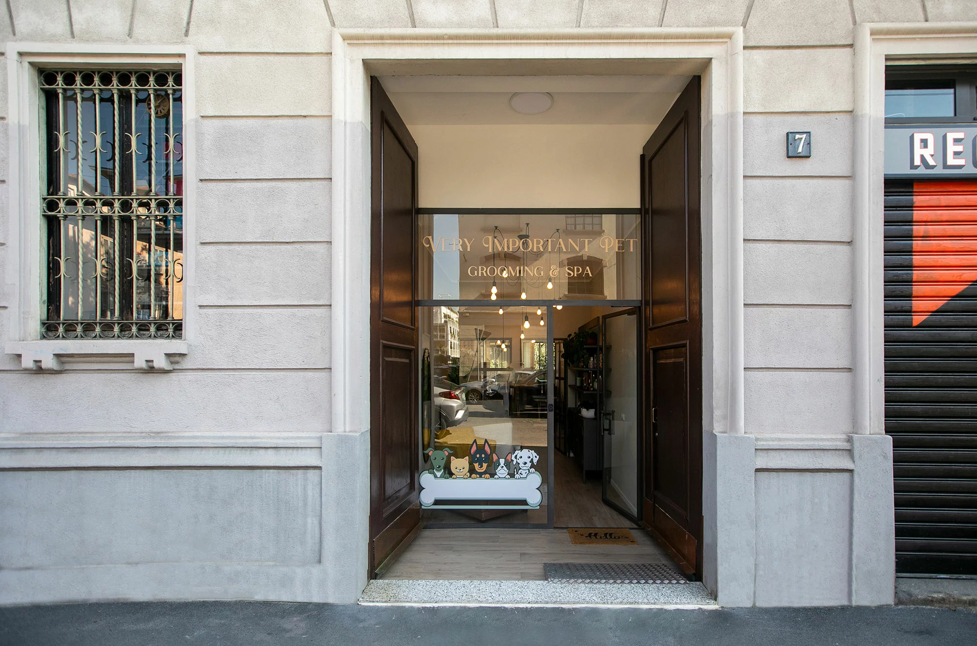 Ingresso del centro Very Important Pet Grooming and Spa a Milano